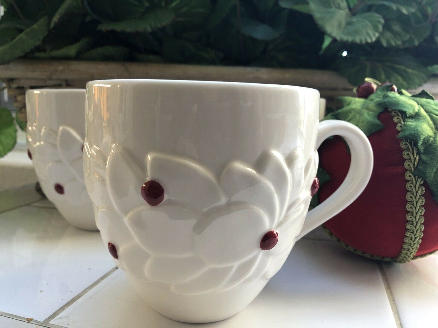 2004 Starbucks 16 Ounce Coffee Mug Set of 4, Christmas Holiday Holly Berries, Poinsettia