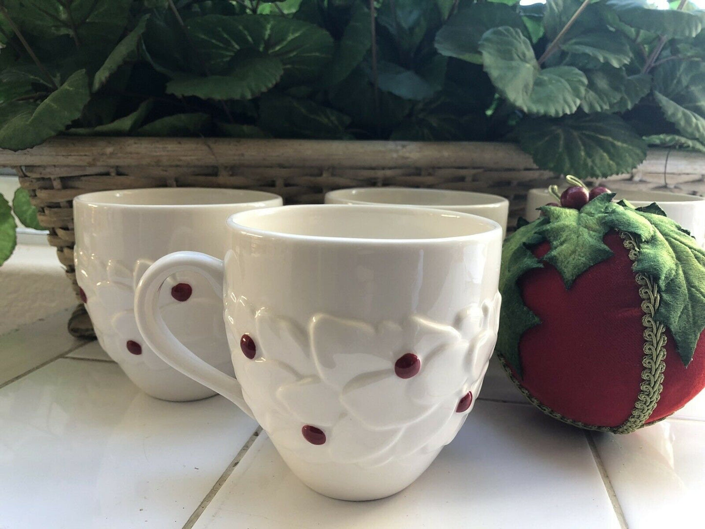 2004 Starbucks 16 Ounce Coffee Mug Set of 4, Christmas Holiday Holly Berries, Poinsettia